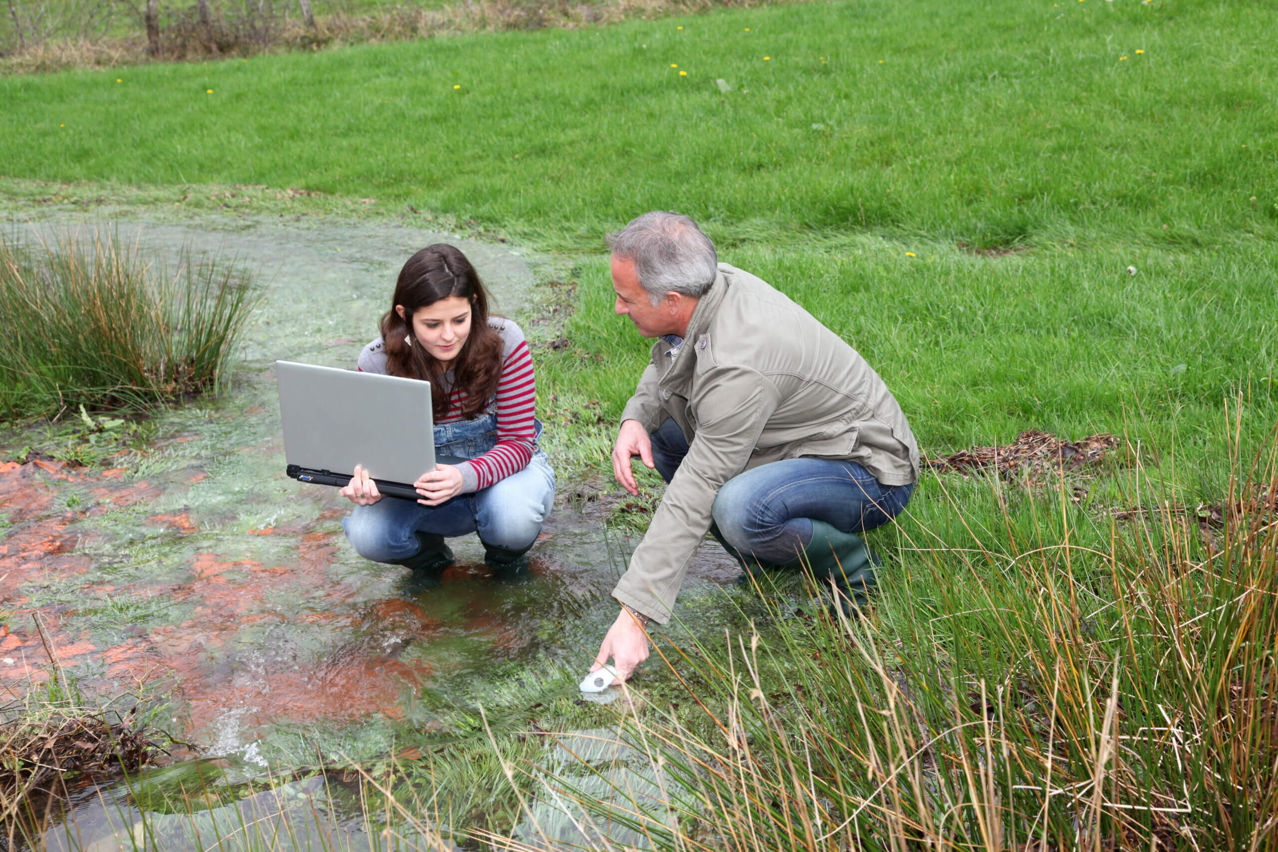 ehrenamt-arbeitseinsatz-gewaesserpflege Ehrenamtliche untersuchen die Wasserqualität am Gewässerrand