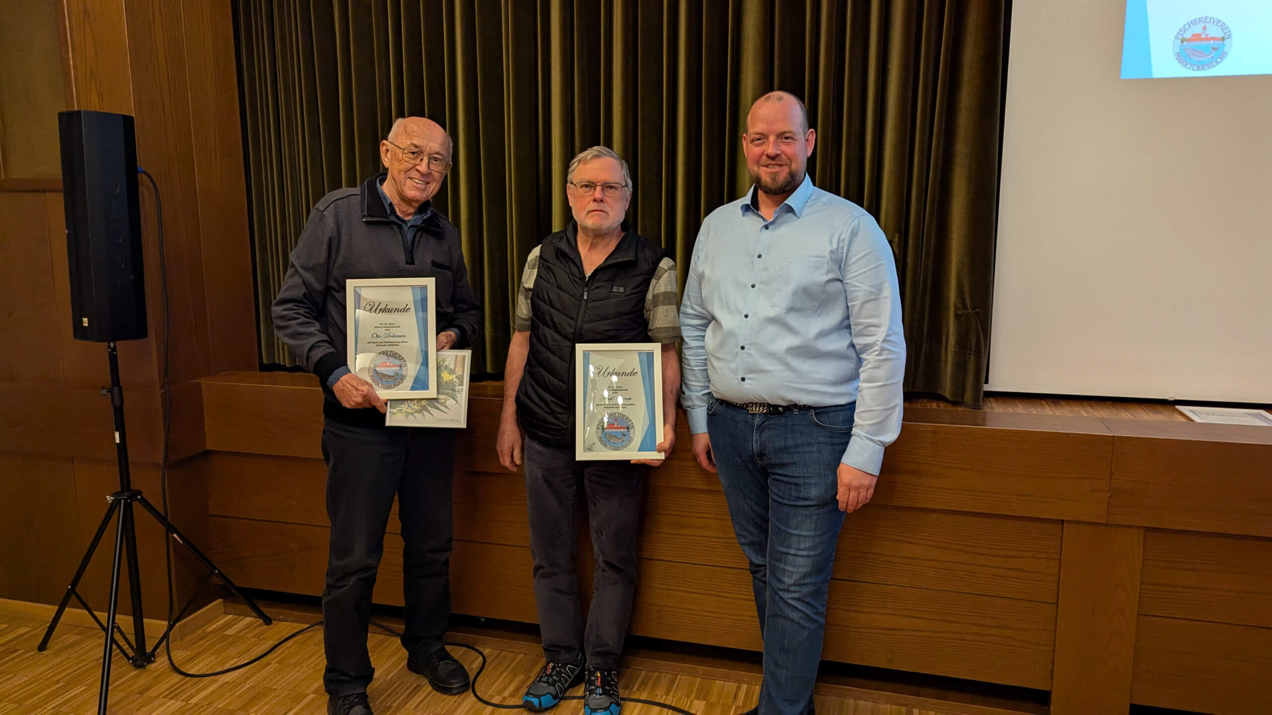 Otto Dobrawa und Fred Rainer halten ihre Urkunden für 50 bzw. 25 Jahre Vereinsmitgliedschaft, daneben der 1. Vorsitzende